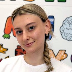 Юлия — специалист по живописи